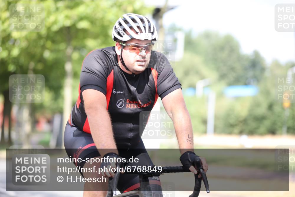 11.08.2024 - GEWOBA Citytriathlon Bremen H.Heesch http://msf.ph/oto/6768849 11.08.2024 10:41:40 Radfahren 7, 35, 47, 102, 110 meine-sportfotos.de
