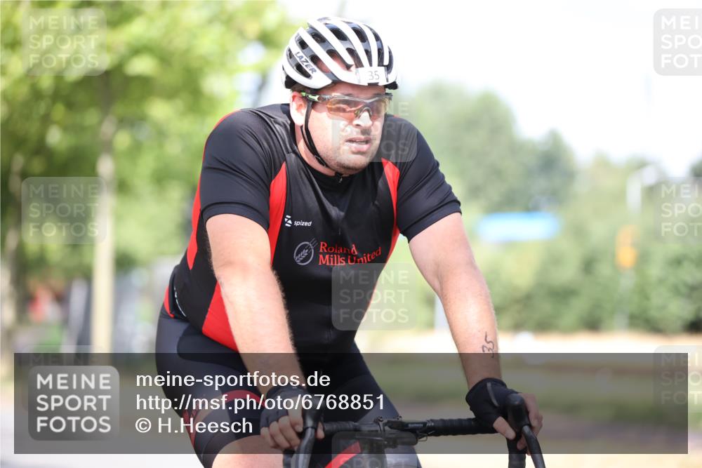 11.08.2024 - GEWOBA Citytriathlon Bremen H.Heesch http://msf.ph/oto/6768851 11.08.2024 10:41:40 Radfahren 7, 35, 47, 102, 110 meine-sportfotos.de