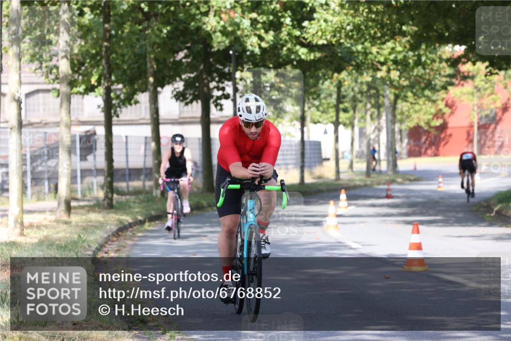 11.08.2024 - GEWOBA Citytriathlon Bremen H.Heesch http://msf.ph/oto/6768852 11.08.2024 10:24:14 Radfahren 23, 33, 44, 80, 101, 116 meine-sportfotos.de