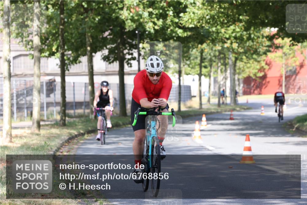 11.08.2024 - GEWOBA Citytriathlon Bremen H.Heesch http://msf.ph/oto/6768856 11.08.2024 10:24:14 Radfahren 23, 33, 44, 80, 101, 116 meine-sportfotos.de