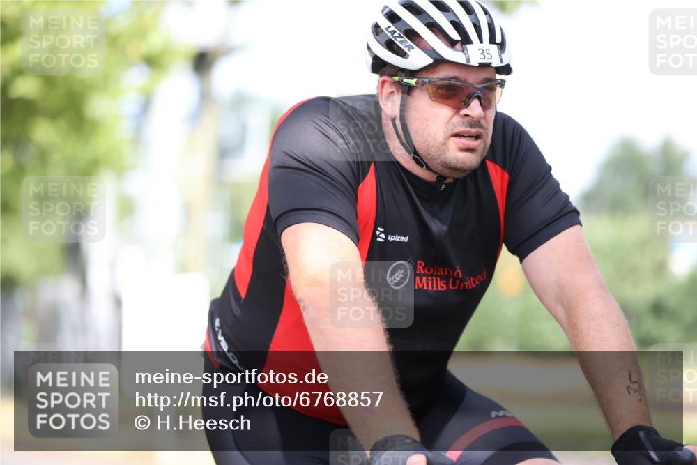 11.08.2024 - GEWOBA Citytriathlon Bremen H.Heesch http://msf.ph/oto/6768857 11.08.2024 10:41:40 Radfahren 7, 35, 47, 102, 110 meine-sportfotos.de