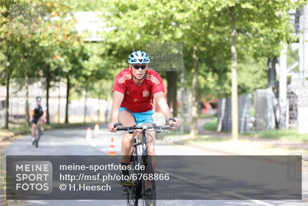 11.08.2024 - GEWOBA Citytriathlon Bremen H.Heesch http://msf.ph/oto/6768866 11.08.2024 10:41:44 Radfahren 7, 35, 47, 102, 110 meine-sportfotos.de