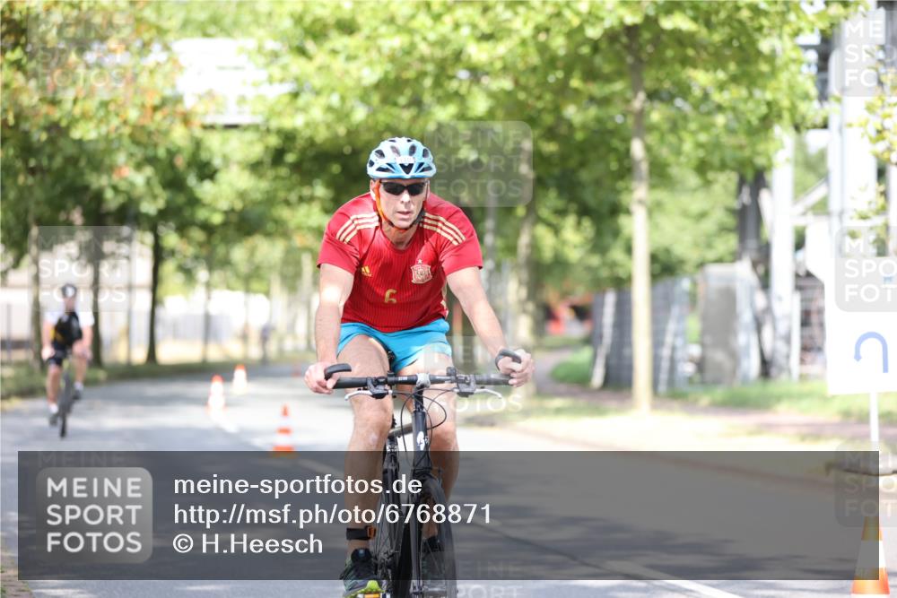 11.08.2024 - GEWOBA Citytriathlon Bremen H.Heesch http://msf.ph/oto/6768871 11.08.2024 10:41:44 Radfahren 7, 35, 47, 102, 110 meine-sportfotos.de