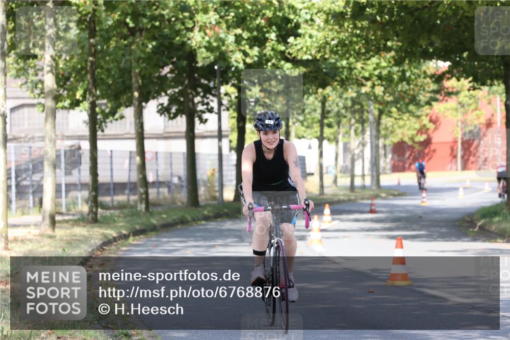 11.08.2024 - GEWOBA Citytriathlon Bremen H.Heesch http://msf.ph/oto/6768876 11.08.2024 10:24:17 Radfahren 2, 33, 44, 80, 88, 101, 116 meine-sportfotos.de