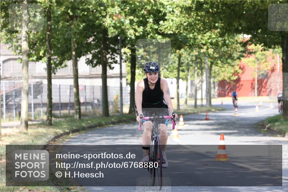 11.08.2024 - GEWOBA Citytriathlon Bremen H.Heesch http://msf.ph/oto/6768880 11.08.2024 10:24:17 Radfahren 2, 33, 44, 80, 88, 101, 116 meine-sportfotos.de