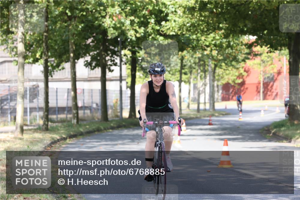 11.08.2024 - GEWOBA Citytriathlon Bremen H.Heesch http://msf.ph/oto/6768885 11.08.2024 10:24:17 Radfahren 2, 33, 44, 80, 88, 101, 116 meine-sportfotos.de