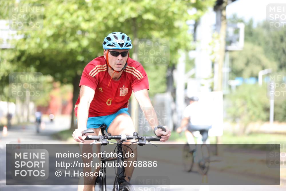 11.08.2024 - GEWOBA Citytriathlon Bremen H.Heesch http://msf.ph/oto/6768886 11.08.2024 10:41:44 Radfahren 7, 35, 47, 102, 110 meine-sportfotos.de