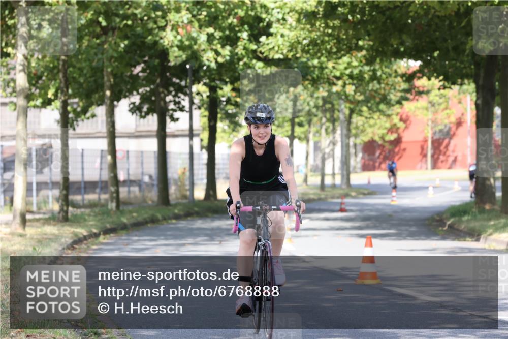 11.08.2024 - GEWOBA Citytriathlon Bremen H.Heesch http://msf.ph/oto/6768888 11.08.2024 10:24:17 Radfahren 2, 33, 44, 80, 88, 101, 116 meine-sportfotos.de