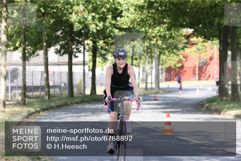 11.08.2024 - GEWOBA Citytriathlon Bremen H.Heesch http://msf.ph/oto/6768892 11.08.2024 10:24:17 Radfahren 2, 33, 44, 80, 88, 101, 116 meine-sportfotos.de