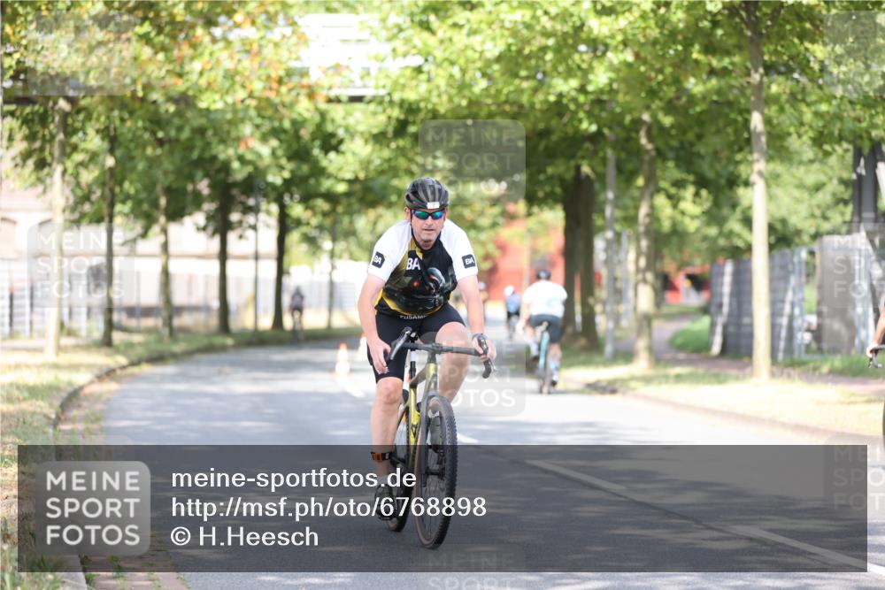 11.08.2024 - GEWOBA Citytriathlon Bremen H.Heesch http://msf.ph/oto/6768898 11.08.2024 10:41:46 Radfahren 7, 35, 47, 102, 110 meine-sportfotos.de