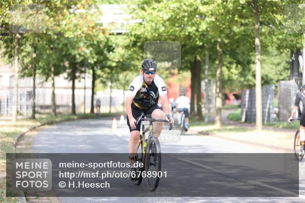 11.08.2024 - GEWOBA Citytriathlon Bremen H.Heesch http://msf.ph/oto/6768901 11.08.2024 10:41:46 Radfahren 7, 35, 47, 102, 110 meine-sportfotos.de