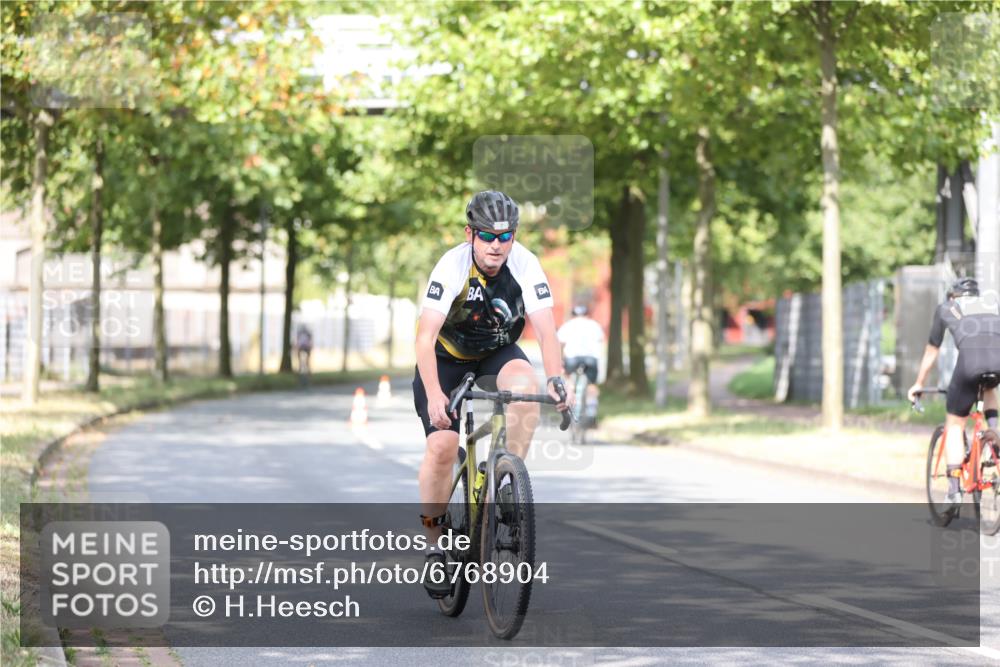 11.08.2024 - GEWOBA Citytriathlon Bremen H.Heesch http://msf.ph/oto/6768904 11.08.2024 10:41:46 Radfahren 7, 35, 47, 102, 110 meine-sportfotos.de