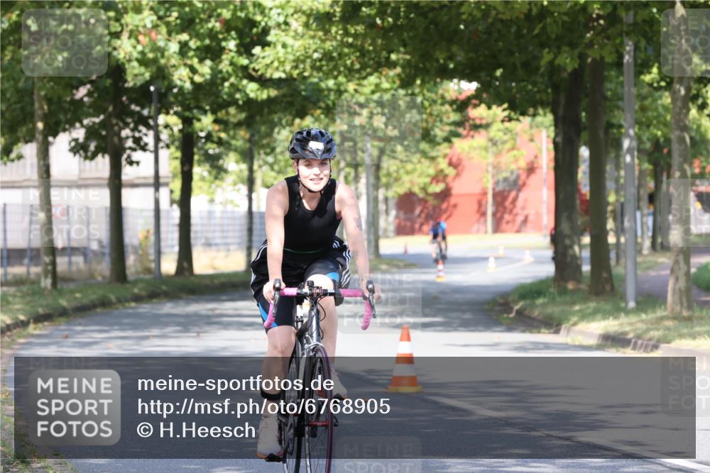 11.08.2024 - GEWOBA Citytriathlon Bremen H.Heesch http://msf.ph/oto/6768905 11.08.2024 10:24:17 Radfahren 2, 33, 44, 80, 88, 101, 116 meine-sportfotos.de