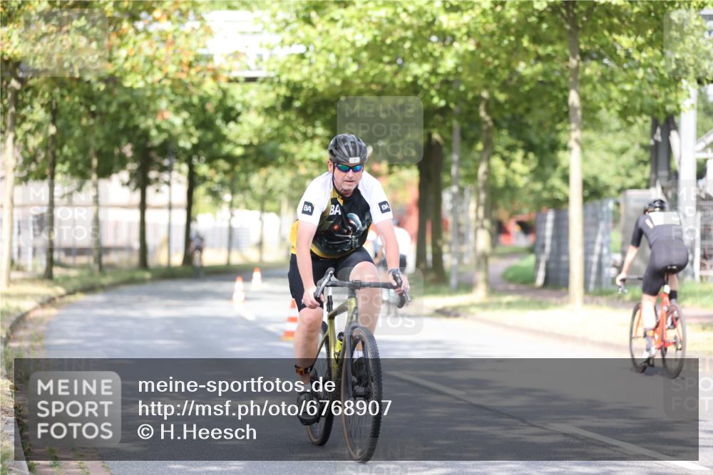 11.08.2024 - GEWOBA Citytriathlon Bremen H.Heesch http://msf.ph/oto/6768907 11.08.2024 10:41:46 Radfahren 7, 35, 47, 102, 110 meine-sportfotos.de