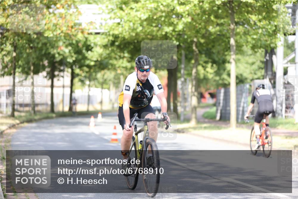 11.08.2024 - GEWOBA Citytriathlon Bremen H.Heesch http://msf.ph/oto/6768910 11.08.2024 10:41:46 Radfahren 7, 35, 47, 102, 110 meine-sportfotos.de