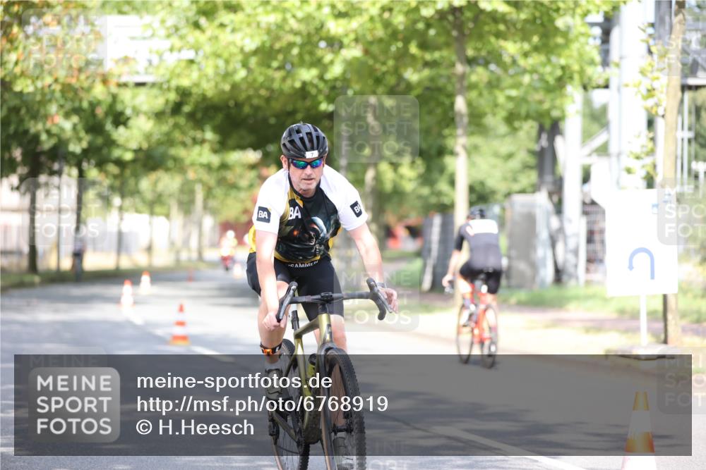 11.08.2024 - GEWOBA Citytriathlon Bremen H.Heesch http://msf.ph/oto/6768919 11.08.2024 10:41:47 Radfahren 5, 7, 35, 47, 102, 110 meine-sportfotos.de