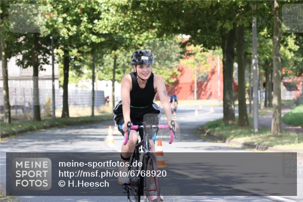 11.08.2024 - GEWOBA Citytriathlon Bremen H.Heesch http://msf.ph/oto/6768920 11.08.2024 10:24:17 Radfahren 2, 33, 44, 80, 88, 101, 116 meine-sportfotos.de