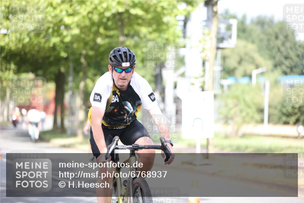 11.08.2024 - GEWOBA Citytriathlon Bremen H.Heesch http://msf.ph/oto/6768937 11.08.2024 10:41:47 Radfahren 5, 7, 35, 47, 102, 110 meine-sportfotos.de