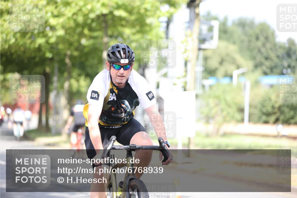 11.08.2024 - GEWOBA Citytriathlon Bremen H.Heesch http://msf.ph/oto/6768939 11.08.2024 10:41:47 Radfahren 5, 7, 35, 47, 102, 110 meine-sportfotos.de