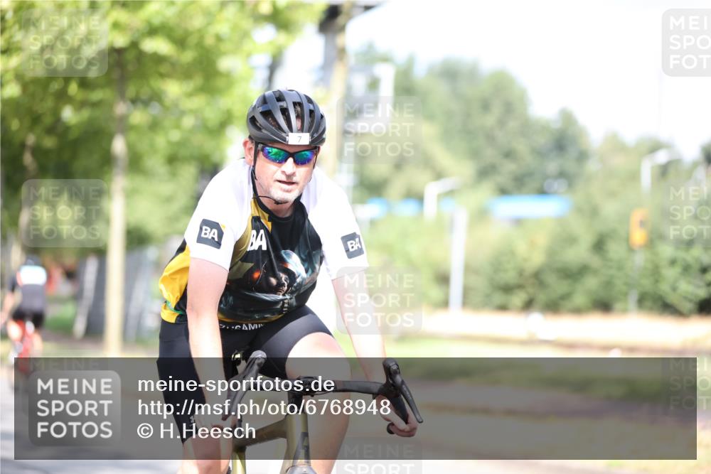 11.08.2024 - GEWOBA Citytriathlon Bremen H.Heesch http://msf.ph/oto/6768948 11.08.2024 10:41:47 Radfahren 5, 7, 35, 47, 102, 110 meine-sportfotos.de