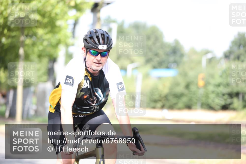 11.08.2024 - GEWOBA Citytriathlon Bremen H.Heesch http://msf.ph/oto/6768950 11.08.2024 10:41:47 Radfahren 5, 7, 35, 47, 102, 110 meine-sportfotos.de