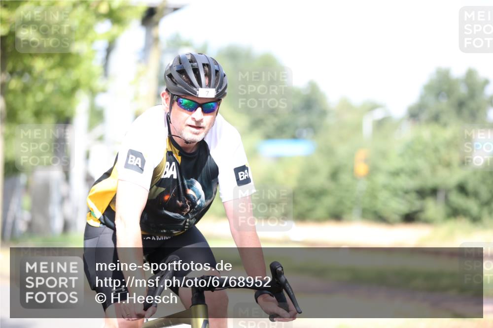 11.08.2024 - GEWOBA Citytriathlon Bremen H.Heesch http://msf.ph/oto/6768952 11.08.2024 10:41:47 Radfahren 5, 7, 35, 47, 102, 110 meine-sportfotos.de