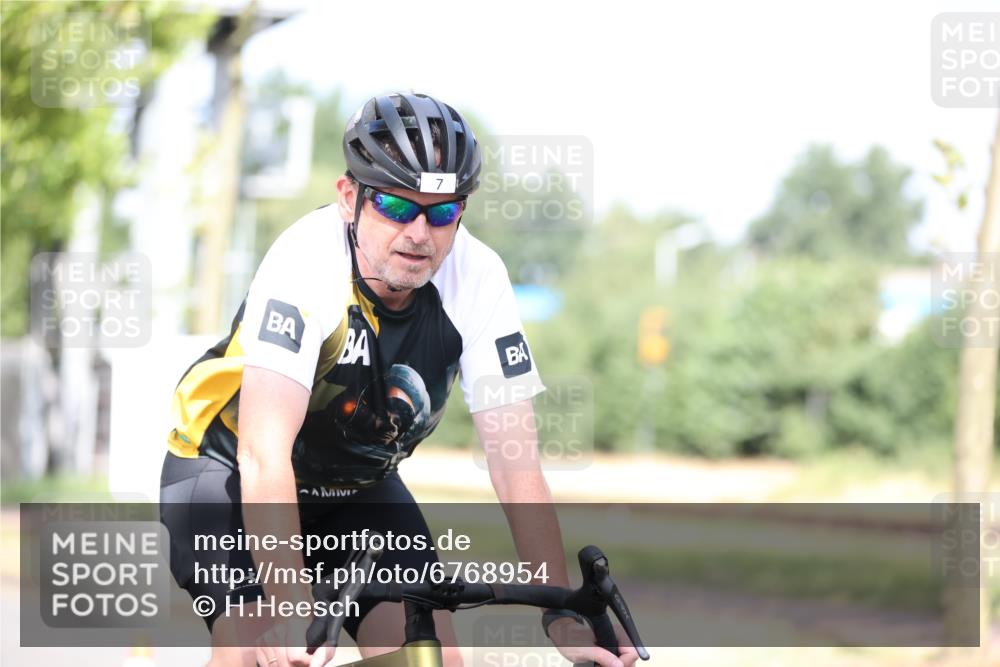 11.08.2024 - GEWOBA Citytriathlon Bremen H.Heesch http://msf.ph/oto/6768954 11.08.2024 10:41:47 Radfahren 5, 7, 35, 47, 102, 110 meine-sportfotos.de