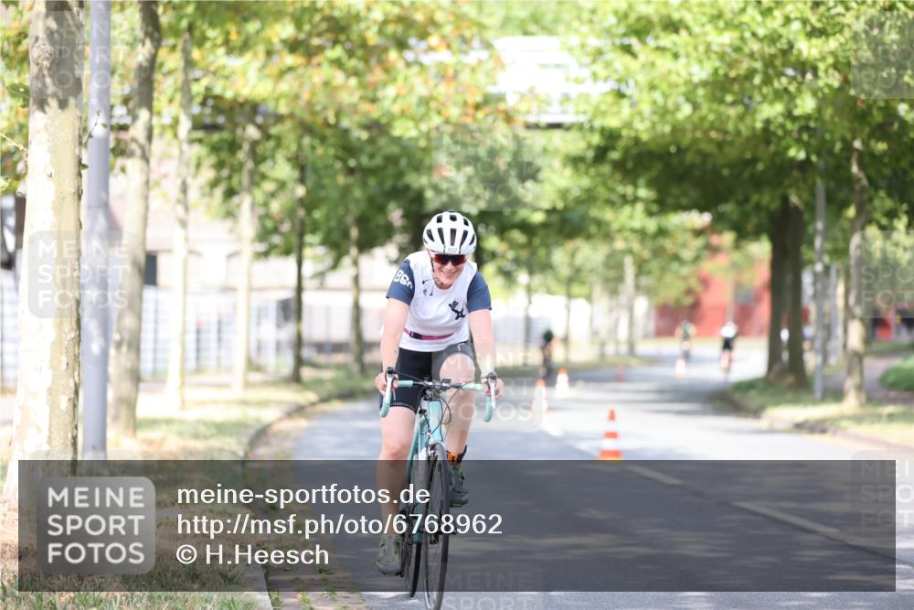 11.08.2024 - GEWOBA Citytriathlon Bremen H.Heesch http://msf.ph/oto/6768962 11.08.2024 10:41:54 Radfahren 5, 7, 75, 102 meine-sportfotos.de
