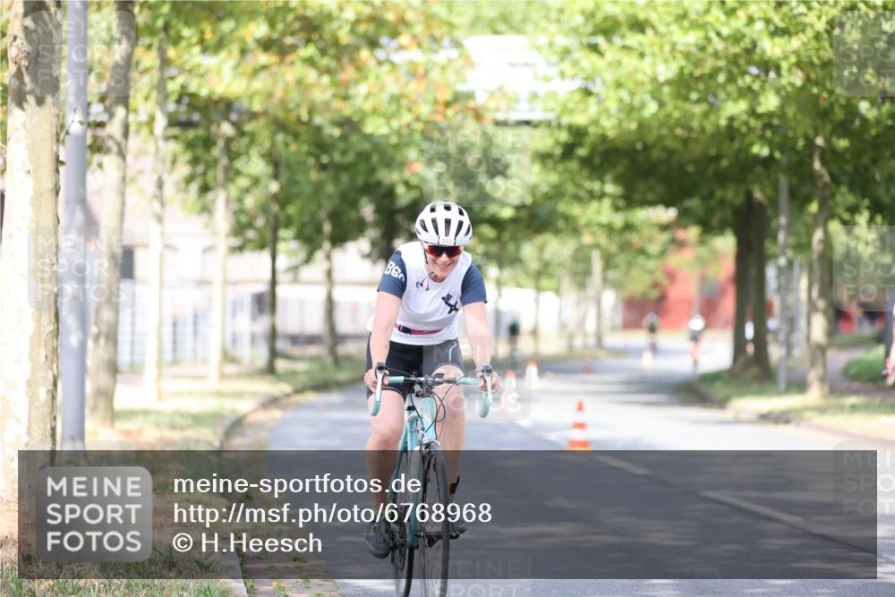 11.08.2024 - GEWOBA Citytriathlon Bremen H.Heesch http://msf.ph/oto/6768968 11.08.2024 10:41:54 Radfahren 5, 7, 75, 102 meine-sportfotos.de