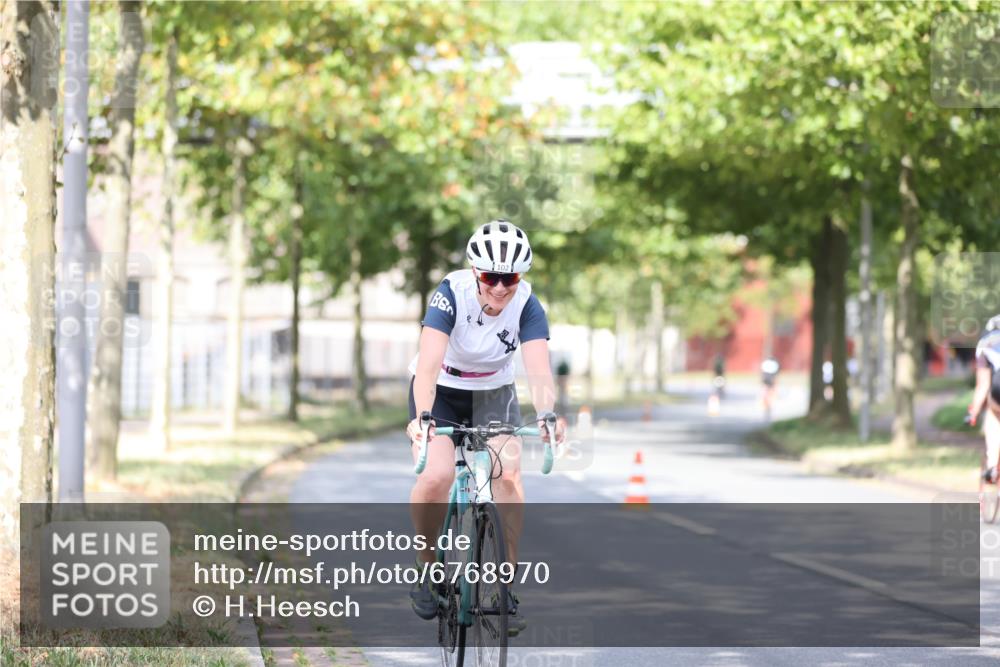 11.08.2024 - GEWOBA Citytriathlon Bremen H.Heesch http://msf.ph/oto/6768970 11.08.2024 10:41:54 Radfahren 5, 7, 75, 102 meine-sportfotos.de