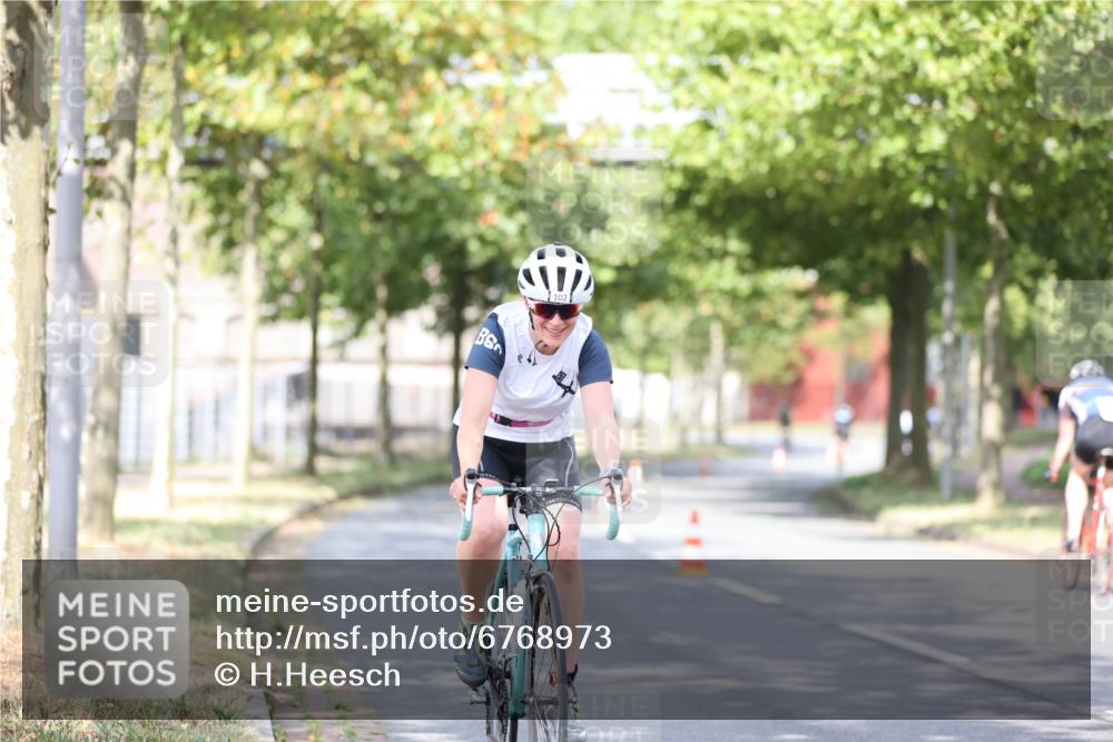 11.08.2024 - GEWOBA Citytriathlon Bremen H.Heesch http://msf.ph/oto/6768973 11.08.2024 10:41:54 Radfahren 5, 7, 75, 102 meine-sportfotos.de