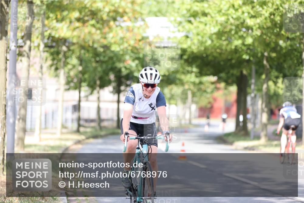 11.08.2024 - GEWOBA Citytriathlon Bremen H.Heesch http://msf.ph/oto/6768976 11.08.2024 10:41:54 Radfahren 5, 7, 75, 102 meine-sportfotos.de