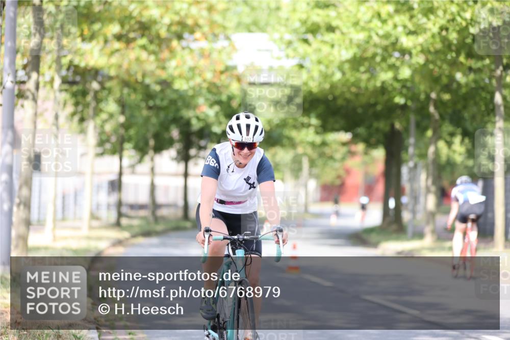 11.08.2024 - GEWOBA Citytriathlon Bremen H.Heesch http://msf.ph/oto/6768979 11.08.2024 10:41:54 Radfahren 5, 7, 75, 102 meine-sportfotos.de