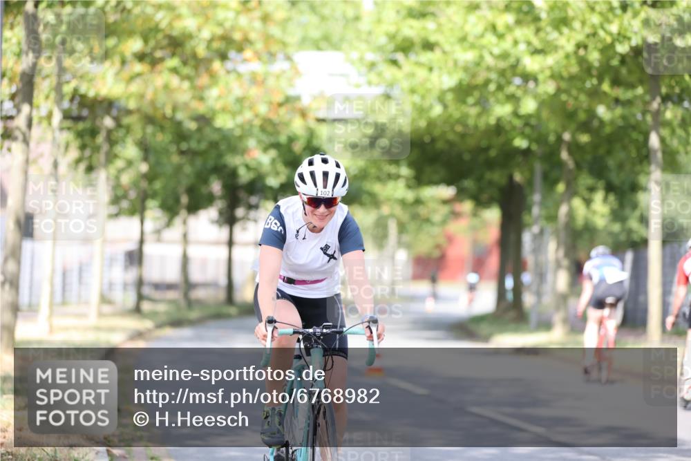 11.08.2024 - GEWOBA Citytriathlon Bremen H.Heesch http://msf.ph/oto/6768982 11.08.2024 10:41:54 Radfahren 5, 7, 75, 102 meine-sportfotos.de
