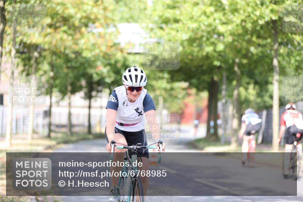 11.08.2024 - GEWOBA Citytriathlon Bremen H.Heesch http://msf.ph/oto/6768985 11.08.2024 10:41:54 Radfahren 5, 7, 75, 102 meine-sportfotos.de