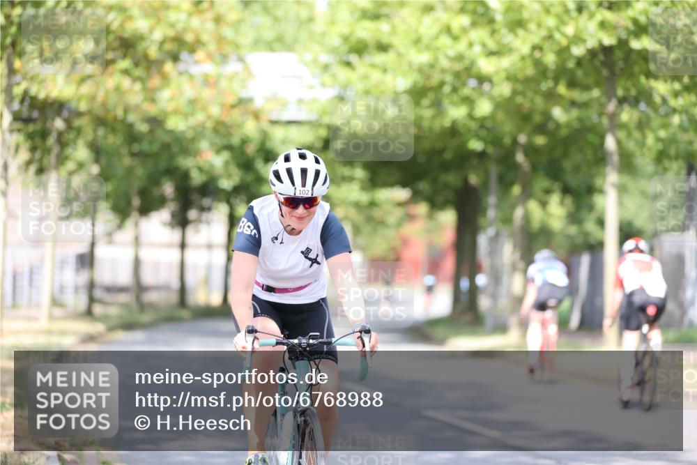 11.08.2024 - GEWOBA Citytriathlon Bremen H.Heesch http://msf.ph/oto/6768988 11.08.2024 10:41:54 Radfahren 5, 7, 75, 102 meine-sportfotos.de