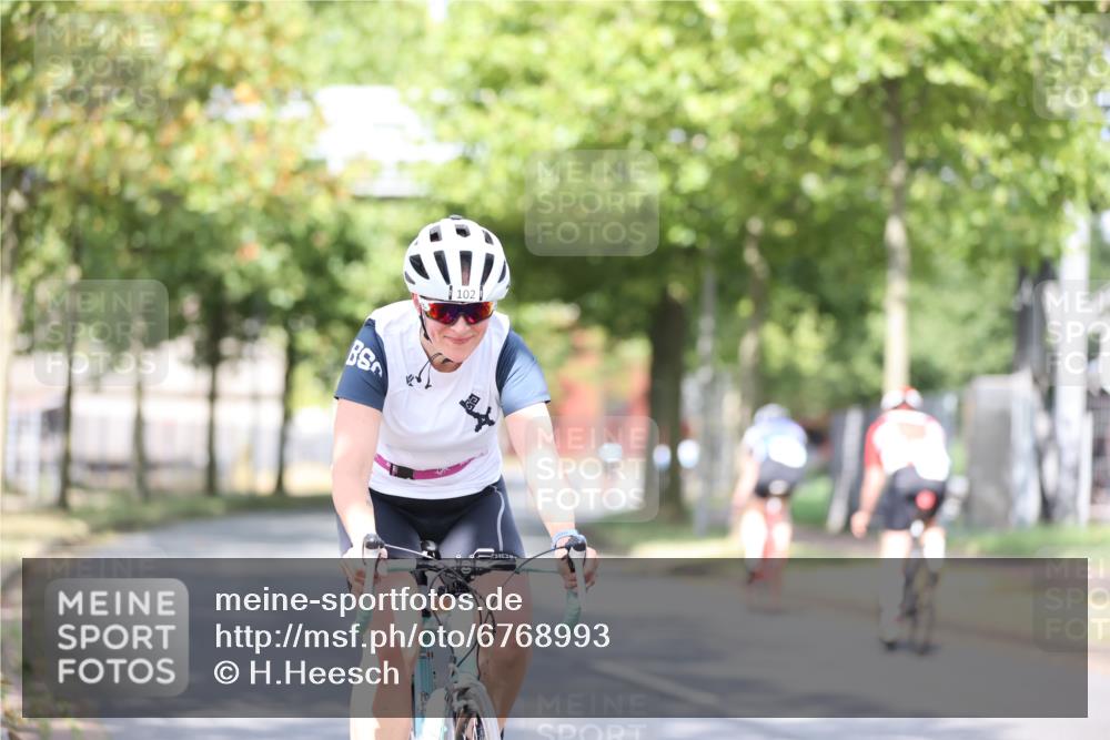 11.08.2024 - GEWOBA Citytriathlon Bremen H.Heesch http://msf.ph/oto/6768993 11.08.2024 10:41:54 Radfahren 5, 7, 75, 102 meine-sportfotos.de