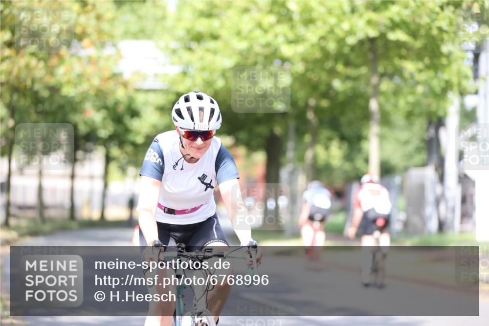 11.08.2024 - GEWOBA Citytriathlon Bremen H.Heesch http://msf.ph/oto/6768996 11.08.2024 10:41:54 Radfahren 5, 7, 75, 102 meine-sportfotos.de