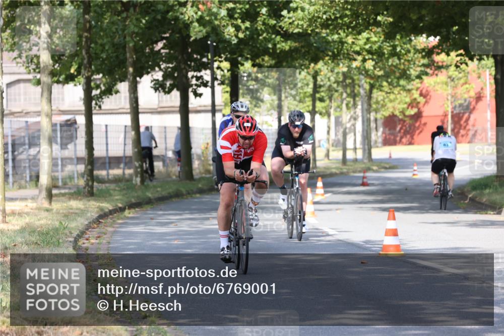 11.08.2024 - GEWOBA Citytriathlon Bremen H.Heesch http://msf.ph/oto/6769001 11.08.2024 10:24:35 Radfahren 2, 18, 67, 68, 88 meine-sportfotos.de