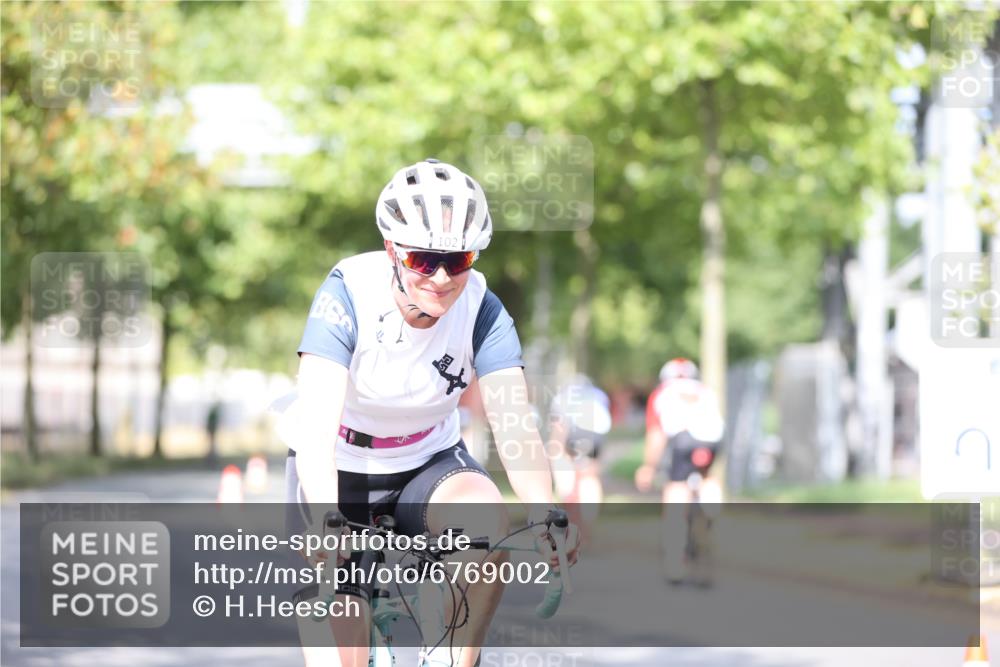 11.08.2024 - GEWOBA Citytriathlon Bremen H.Heesch http://msf.ph/oto/6769002 11.08.2024 10:41:55 Radfahren 5, 75, 102 meine-sportfotos.de