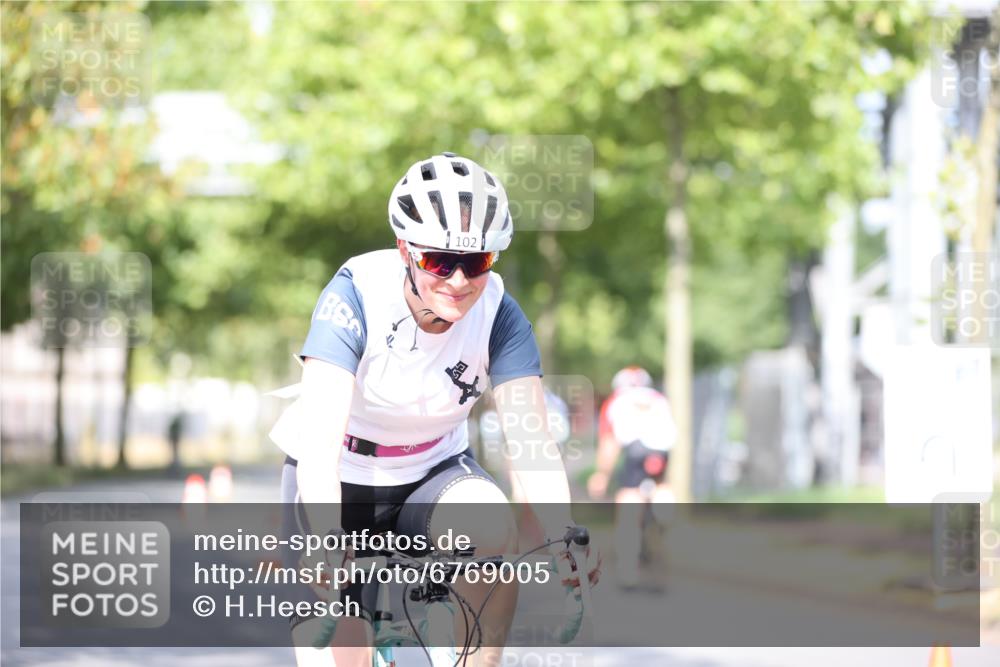 11.08.2024 - GEWOBA Citytriathlon Bremen H.Heesch http://msf.ph/oto/6769005 11.08.2024 10:41:55 Radfahren 5, 75, 102 meine-sportfotos.de
