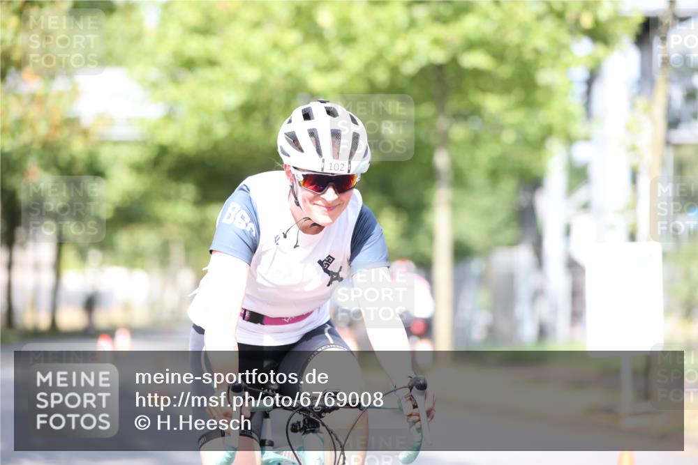 11.08.2024 - GEWOBA Citytriathlon Bremen H.Heesch http://msf.ph/oto/6769008 11.08.2024 10:41:55 Radfahren 5, 75, 102 meine-sportfotos.de