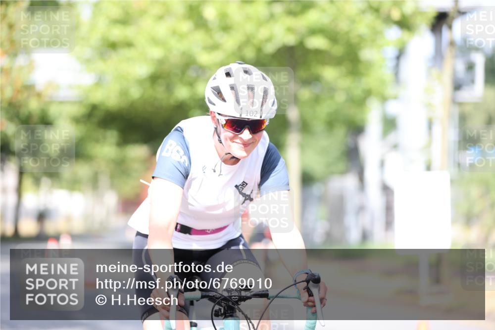 11.08.2024 - GEWOBA Citytriathlon Bremen H.Heesch http://msf.ph/oto/6769010 11.08.2024 10:41:55 Radfahren 5, 75, 102 meine-sportfotos.de