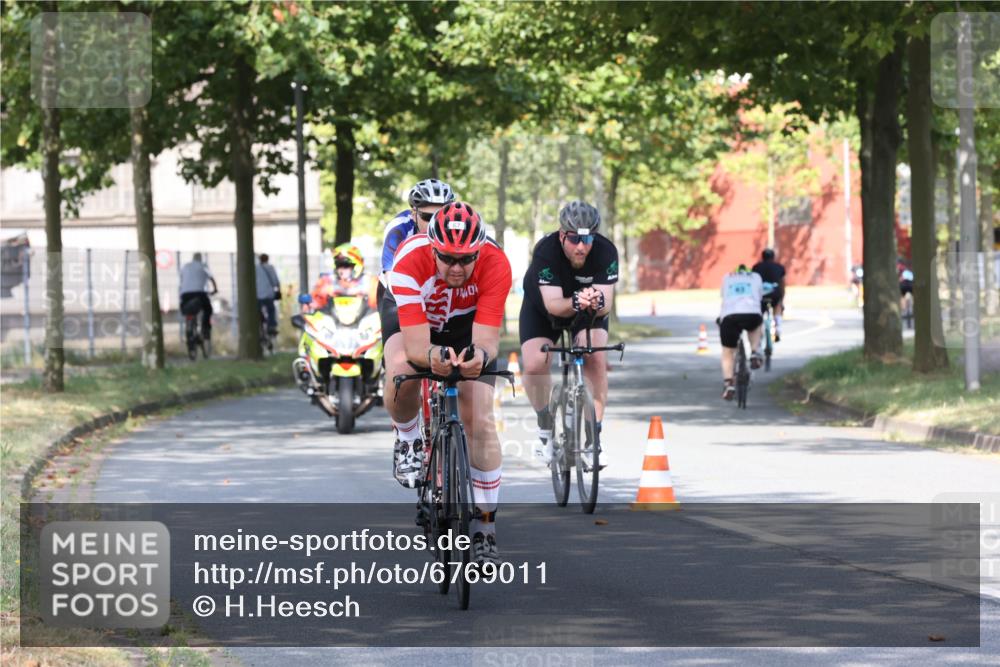11.08.2024 - GEWOBA Citytriathlon Bremen H.Heesch http://msf.ph/oto/6769011 11.08.2024 10:24:36 Radfahren 2, 18, 67, 68, 88 meine-sportfotos.de