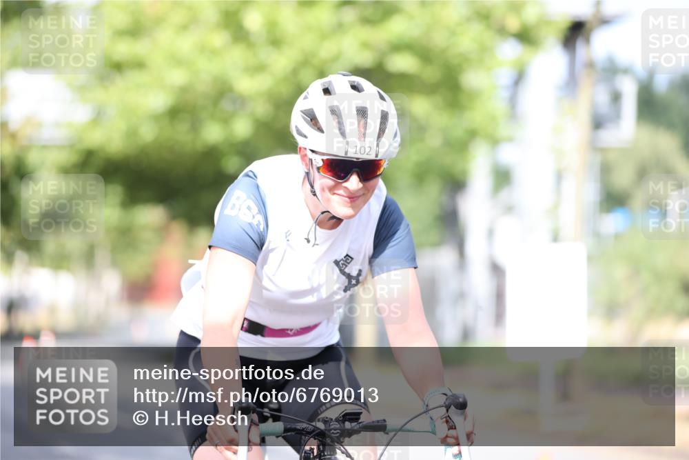 11.08.2024 - GEWOBA Citytriathlon Bremen H.Heesch http://msf.ph/oto/6769013 11.08.2024 10:41:55 Radfahren 5, 75, 102 meine-sportfotos.de