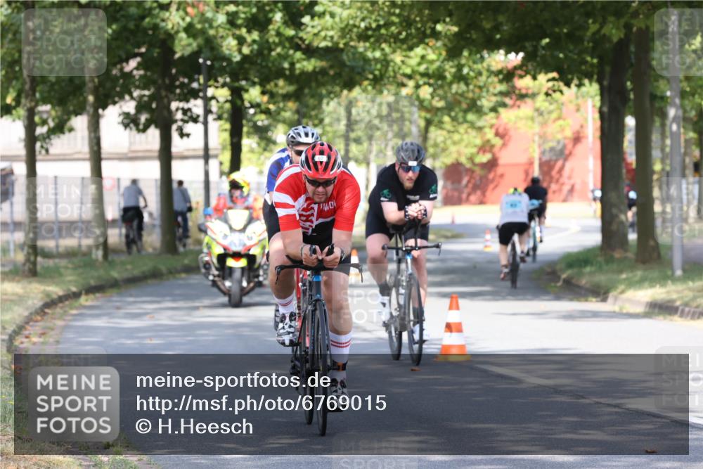 11.08.2024 - GEWOBA Citytriathlon Bremen H.Heesch http://msf.ph/oto/6769015 11.08.2024 10:24:36 Radfahren 2, 18, 67, 68, 88 meine-sportfotos.de