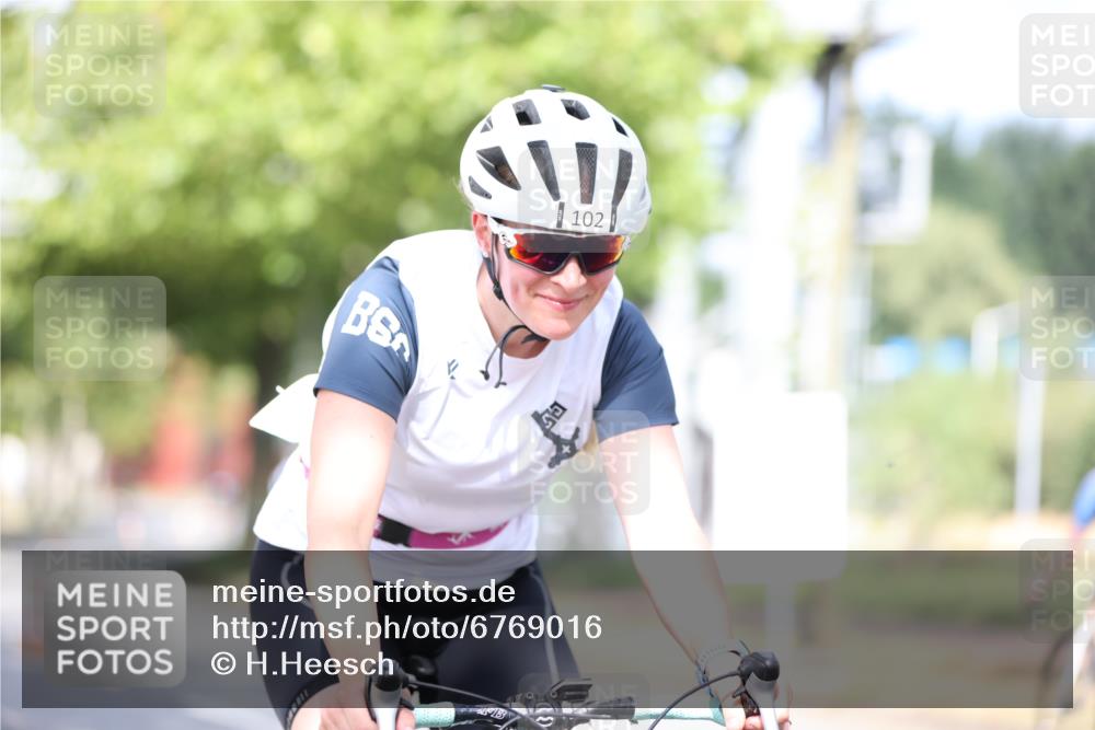 11.08.2024 - GEWOBA Citytriathlon Bremen H.Heesch http://msf.ph/oto/6769016 11.08.2024 10:41:55 Radfahren 5, 75, 102 meine-sportfotos.de