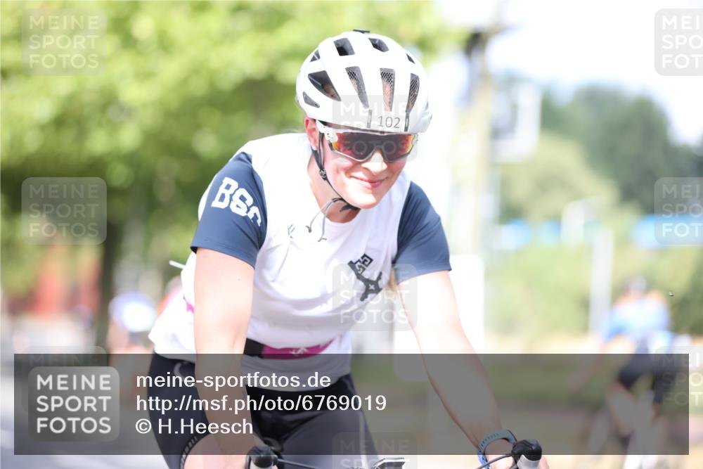 11.08.2024 - GEWOBA Citytriathlon Bremen H.Heesch http://msf.ph/oto/6769019 11.08.2024 10:41:55 Radfahren 5, 75, 102 meine-sportfotos.de