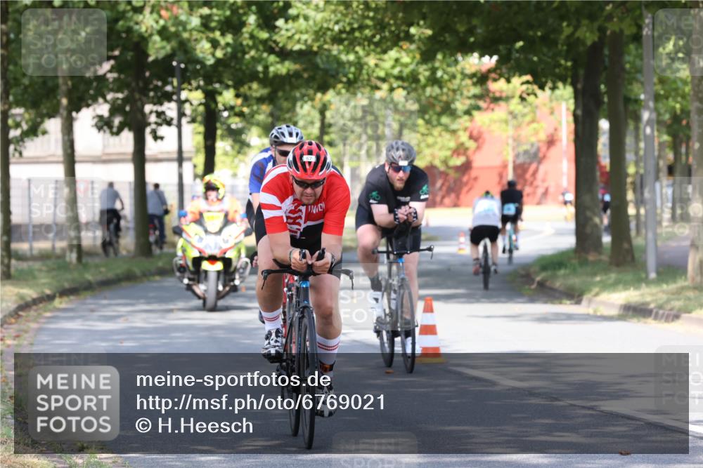 11.08.2024 - GEWOBA Citytriathlon Bremen H.Heesch http://msf.ph/oto/6769021 11.08.2024 10:24:36 Radfahren 2, 18, 67, 68, 88 meine-sportfotos.de