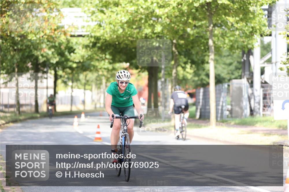 11.08.2024 - GEWOBA Citytriathlon Bremen H.Heesch http://msf.ph/oto/6769025 11.08.2024 10:42:01 Radfahren 5, 75, 102 meine-sportfotos.de